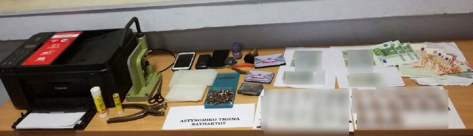 Ναύπακτος: Είχαν μετατρέψει το αυτοκίνητο σε «εργαστήριο» κατασκευής πλαστών εγγράφων | iefimerida.gr 0