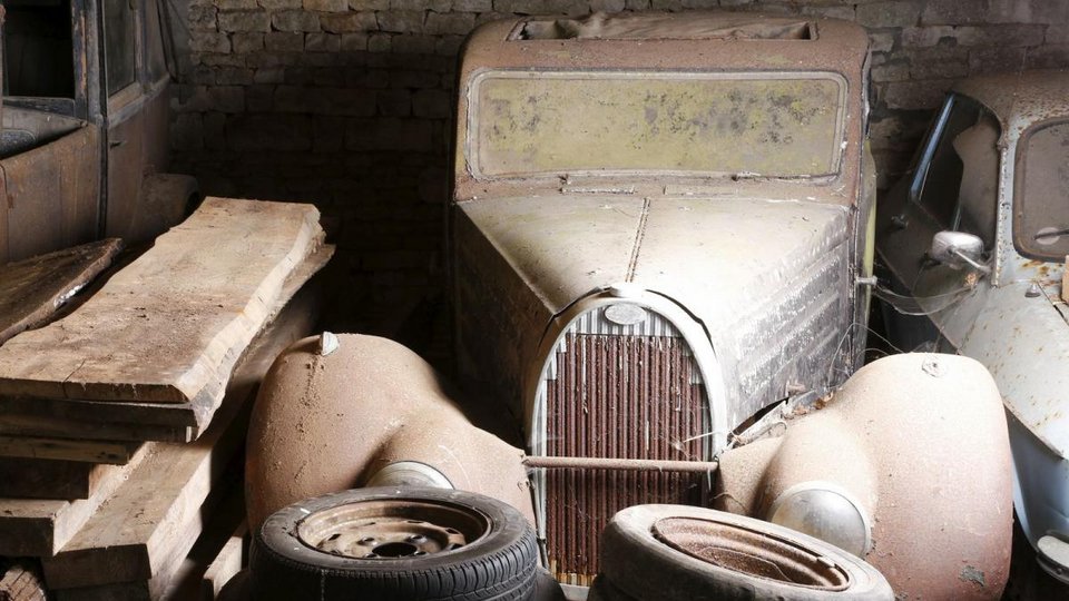 Θησαυρός σε αχυρώνα: Ενα νεκροταφείο αυτοκινήτων αξίας 15 εκατ. ευρώ [εικόνες] | iefimerida.gr 7