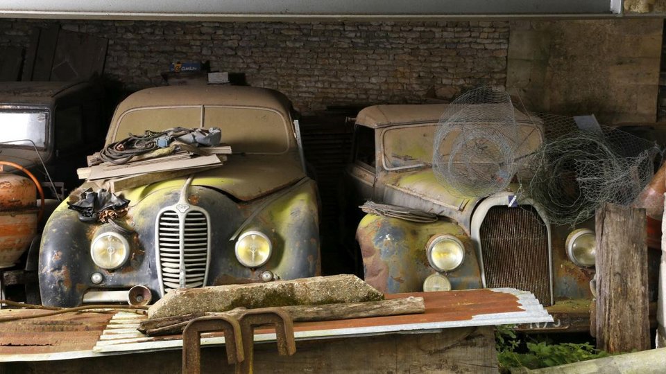 Θησαυρός σε αχυρώνα: Ενα νεκροταφείο αυτοκινήτων αξίας 15 εκατ. ευρώ [εικόνες] | iefimerida.gr 1