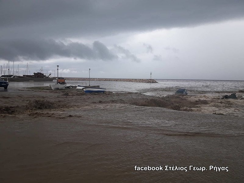 Χαλκιδική: Αυτοκίνητο παρασύρθηκε από τα ορμητικά νερά και κατέληξε στη θάλασσα [εικόνες] | iefimerida.gr 1