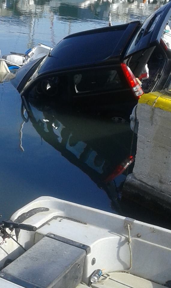 Αυτοκίνητο έπεσε στη Μαρίνα Ζέας -Ανασύρθηκε χωρίς τις αισθήσεις του ο οδηγός [εικόνες] | iefimerida.gr 0