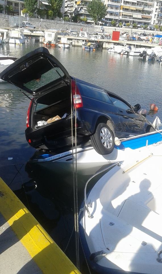 Αυτοκίνητο έπεσε στη Μαρίνα Ζέας -Ανασύρθηκε χωρίς τις αισθήσεις του ο οδηγός [εικόνες] | iefimerida.gr 1