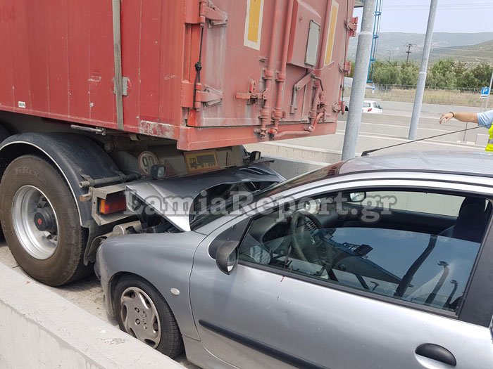 Λαμία: Αυτοκίνητο «καρφώθηκε» πίσω από νταλίκα σε διόδια [εικόνες] | iefimerida.gr 0