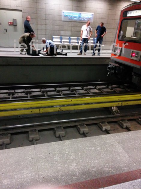 Νεαρός έπεσε στις ράγες του Μετρό στη Δουκίσσης Πλακεντίας και φώναζε στον οδηγό του συρμού «σκότωσε με, σκότωσε με» [εικόνα] | iefimerida.gr 0