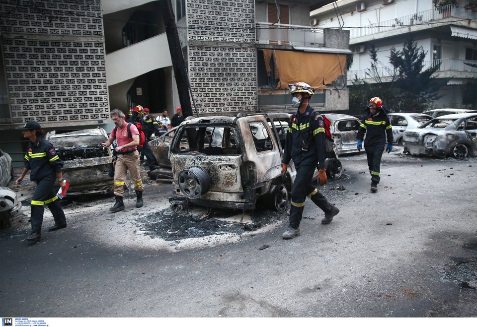 Δεκάδες άνθρωποι εγκλωβίστηκαν στα αυτοκίνητά τους (Φωτο: INTIMENEWS)