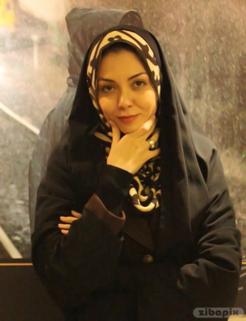 Σάλος στο Ιράν: Παρουσιάστρια χωρίς χιτζάμπ πίνει μπύρες στην Ελβετία [εικόνες] | iefimerida.gr 0