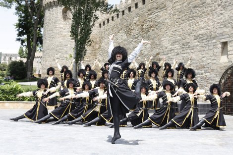 Μοναδική φιλανθρωπική παράσταση για την ενίσχυση των ελληνικών σχολείων -Στη σκηνή του Ηρωδείου 120 καλλιτέχνες από το Αζερμπαϊτζάν | iefimerida.gr 4