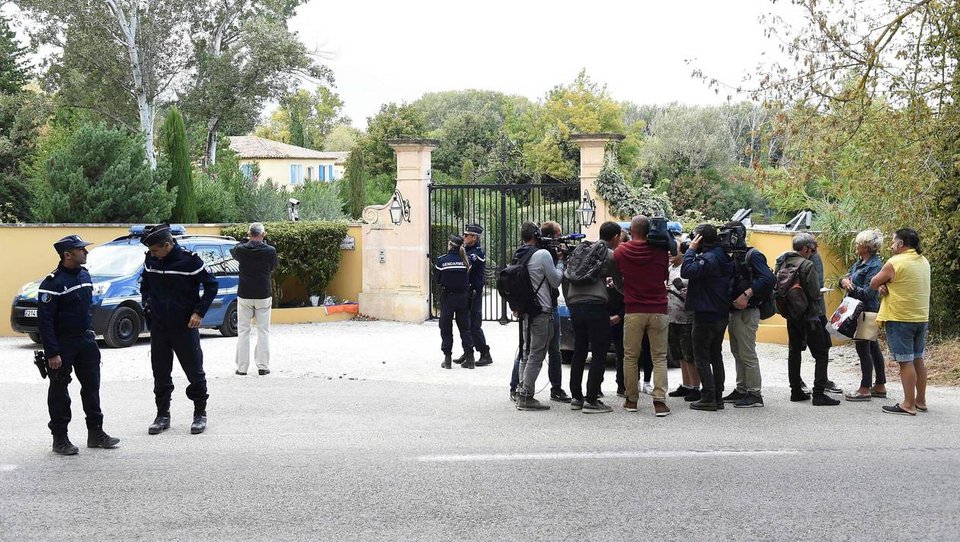 Δημοσιογράφοι και κάμερες, μπροστά στο σπίτι του, μετά τον θάνατό του