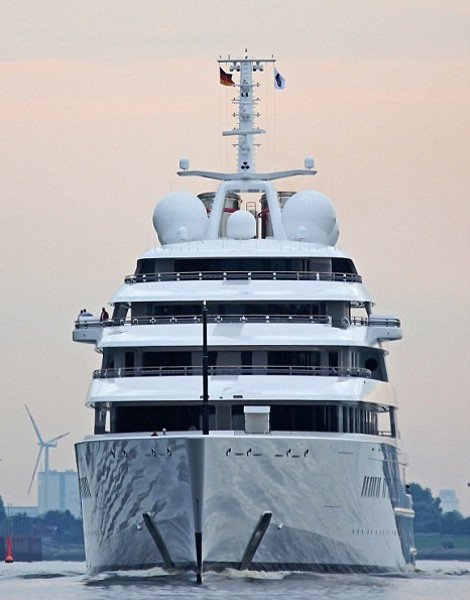 Στο Φισκάρδο καταφθάνει με το μεγαλύτερο σκάφος στον κόσμο, αξίας 465 εκατ. ευρώ, ο Εμίρης του Αμπού Ντάμπι  [εικόνες] | iefimerida.gr 0