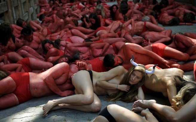 Οι δρόμοι της Παμπλόνα γέμισαν με «ματωμένα» κορμιά – Μια διαφορετική διαμαρτυρία κατά των ταυρομαχιών [εικόνες]  | iefimerida.gr 0