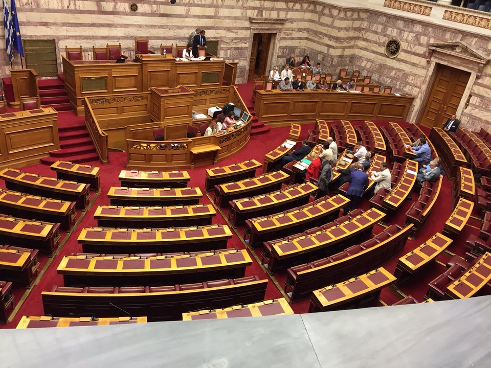 Τα καπρίτσια της Ζωής - Ολομέλεια με...15 βουλευτές [εικόνες]  | iefimerida.gr 0