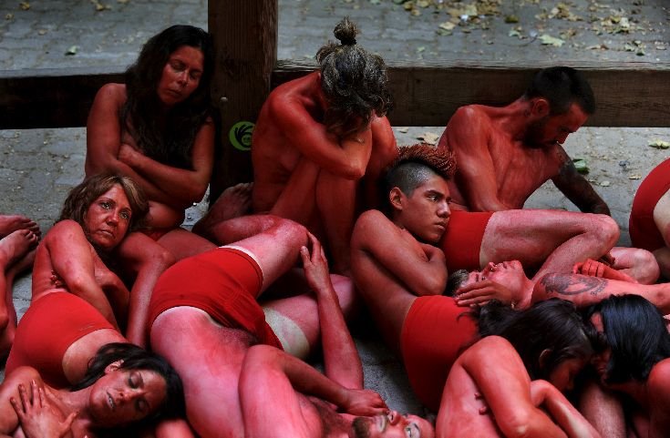 Οι δρόμοι της Παμπλόνα γέμισαν με «ματωμένα» κορμιά – Μια διαφορετική διαμαρτυρία κατά των ταυρομαχιών [εικόνες]  | iefimerida.gr 1