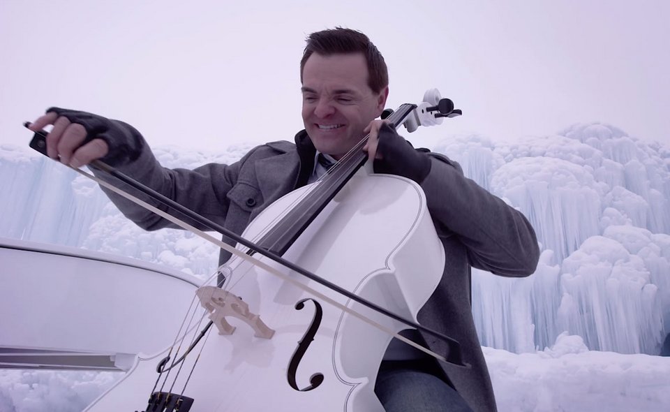 Τέσσερις μπαμπάδες σαρώνουν το youtube: Αφησαν τις δουλειές τους και παίζουν μουσική στα πιο «κουφά» μέρη [εικόνες & βίντεο] | iefimerida.gr 1