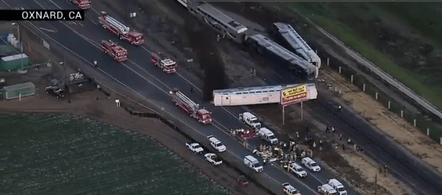 Τρομακτική σύγκρουση τρένου με φορτηγό – 30 τραυματίες [εικόνες] | iefimerida.gr 1