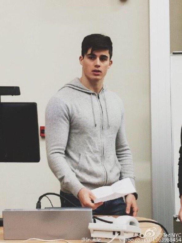 Αυτός είναι ο πιο «καυτός» καθηγητής μαθηματικών στον κόσμο -Κοιλιακοί φέτες, θανατηφόρο βλέμμα [εικόνες] | iefimerida.gr 14