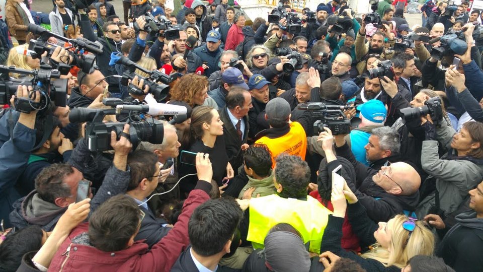 Ο εκνευρισμός της Τζολί στον Πειραιά: Παραλίγο να την ποδοπατήσουν -Το βραχιόλι που της χάρισε προσφυγόπουλο [εικόνες] | iefimerida.gr 0