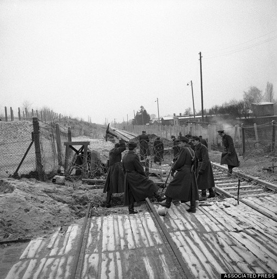 Οι δέκα εντυπωσιακότερες αποδράσεις από το Τείχος του Βερολίνου [εικόνες] | iefimerida.gr 0