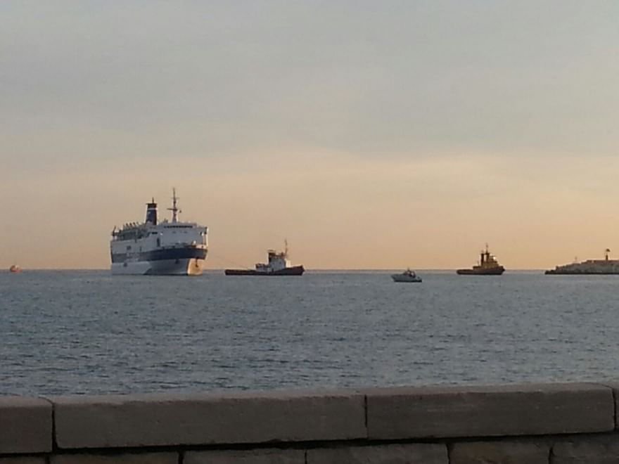 Αίσιο τέλος στο θρίλερ με το φλεγόμενο πλοίο στην Ανδριατική | iefimerida.gr 1