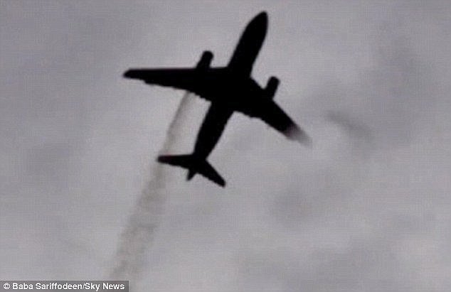 Παρολίγον τραγωδία στον αέρα -Αεροπλάνο προσγειώθηκε στο Χίθροου με τη μηχανή του τυλιγμένη στις φλόγες [εικόνες & βίντεο] | iefimerida.gr 0