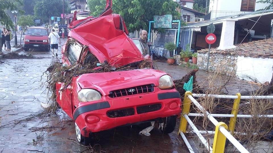 Βιβλική καταστροφή στην Καλαμάτα: Η θάλασσα «κατάπιε» αυτοκίνητα [εικόνες] | iefimerida.gr 4