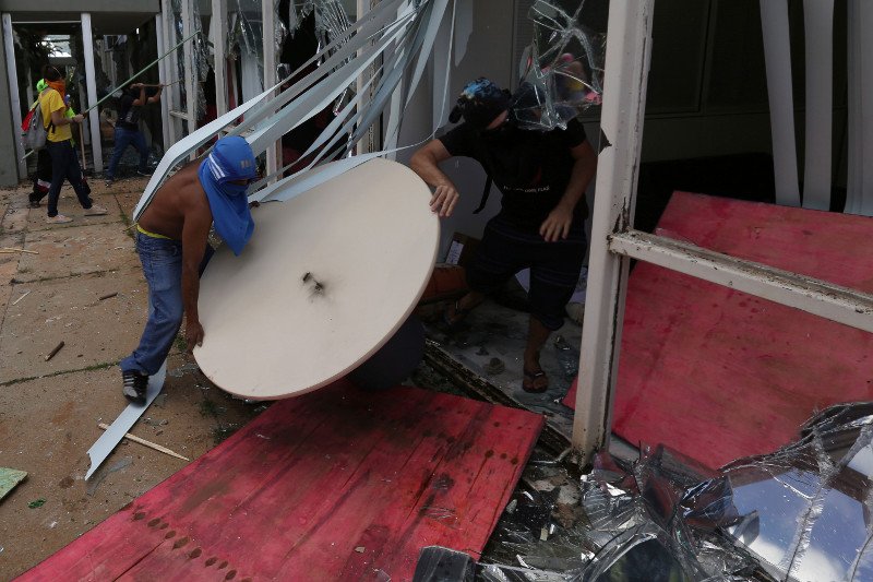 Βραζιλία: Διαδηλωτές έβαλαν φωτιά σε υπουργείο! [εικόνες-βίντεο] | iefimerida.gr 3