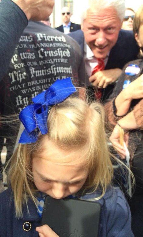 Ο «κακός» Μπιλ Κλίντον την... έσπασε σε πιτσιρίκα -Εισέβαλε στη φωτογραφία της [εικόνες] | iefimerida.gr 0