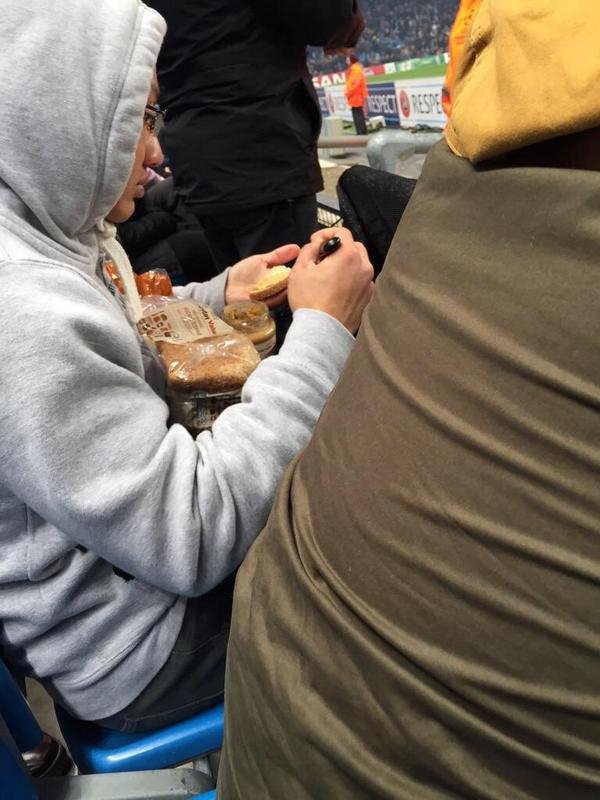 Οπαδός της Σίτι βαριόταν και... έφτιαξε σάντουιτς την ώρα του αγώνα [εικόνα] | iefimerida.gr 0