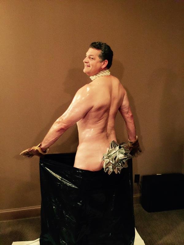 Παρουσιαστής έχασε στοίχημα και... γδύθηκε όπως η Κιμ Καρντάσιαν [εικόνα] | iefimerida.gr 0