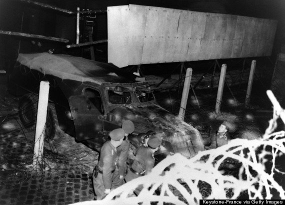 Οι δέκα εντυπωσιακότερες αποδράσεις από το Τείχος του Βερολίνου [εικόνες] | iefimerida.gr 1