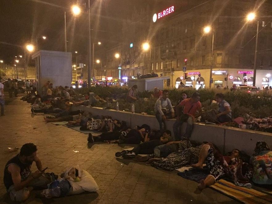 Χάος στον σιδηροδρομικό σταθμό της Βουδαπέστης -Εκατοντάδες πρόσφυγες φώναζαν «Γερμανία» [εικόνες] | iefimerida.gr 8