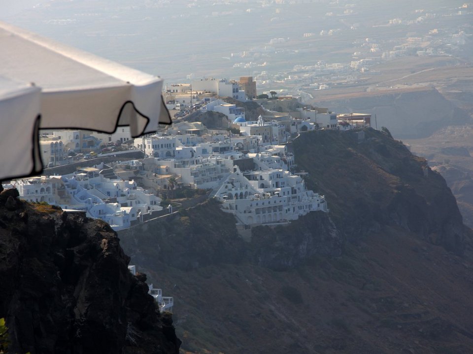 Business Insider: Ποια κρίση; Οι Ευρωπαίοι συρρέουν ακόμα στο ακριβό νησί της Σαντορίνης [εικόνες]  | iefimerida.gr 0