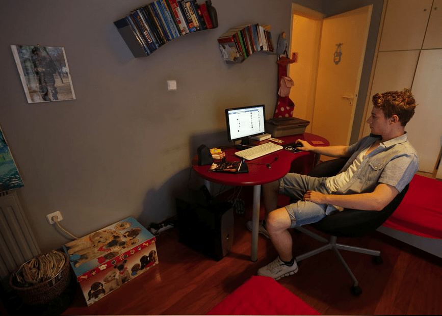 Reuters: Ο 24χρονος Δημήτρης, σύμβολο των Ελλήνων που ζουν με τον κατώτερο μισθό [εικόνες] | iefimerida.gr 1