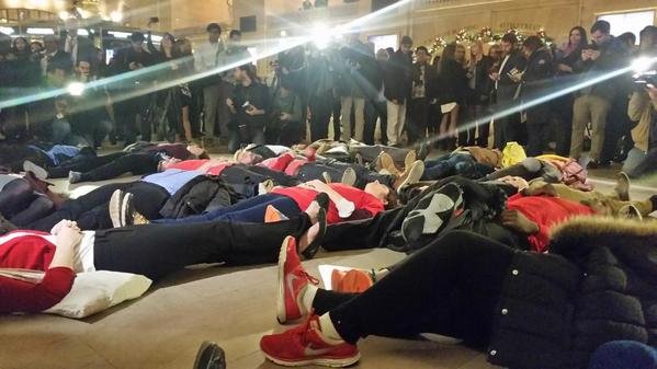 Νέα Υόρκη: Επεισόδια και συλλήψεις για την αθώωση αστυνομικού που στραγγάλισε Αφροαμερικανό [εικόνες & βίντεο] | iefimerida.gr 14