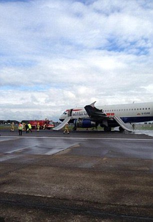 Παρολίγον τραγωδία στον αέρα -Αεροπλάνο προσγειώθηκε στο Χίθροου με τη μηχανή του τυλιγμένη στις φλόγες [εικόνες & βίντεο] | iefimerida.gr 2