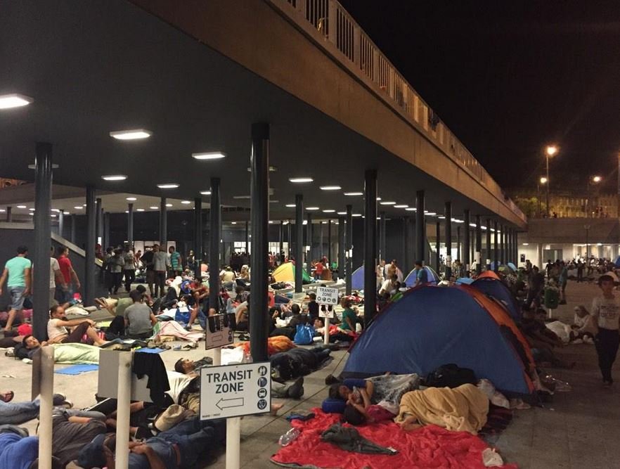 Χάος στον σιδηροδρομικό σταθμό της Βουδαπέστης -Εκατοντάδες πρόσφυγες φώναζαν «Γερμανία» [εικόνες] | iefimerida.gr 9