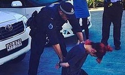 H Lily Allen με χειροπέδες, γονατισμένη στο έδαφος, με έναν αστυνομικό από πάνω της -Τι συνέβη με τη διάσημη τραγουδίστρια [εικόνα] | iefimerida.gr 0