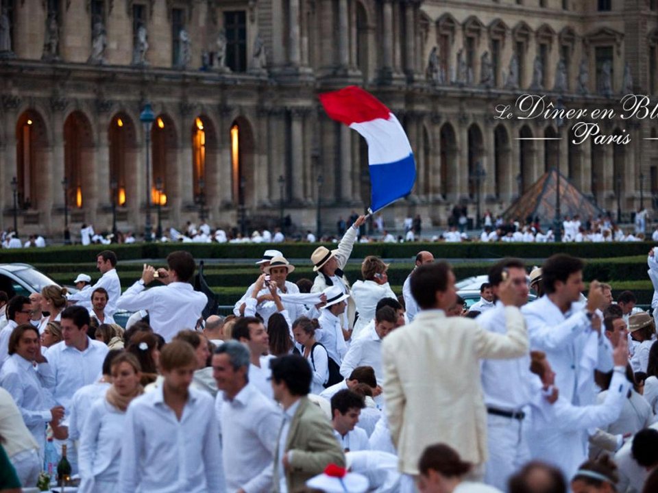 Δείπνο στα λευκά: Το ραντεβού που δίνουν χιλιάδες άγνωστοι, στο κέντρο μεγάλων πόλεων, για να φάνε μαζί [εικόνες] | iefimerida.gr 8