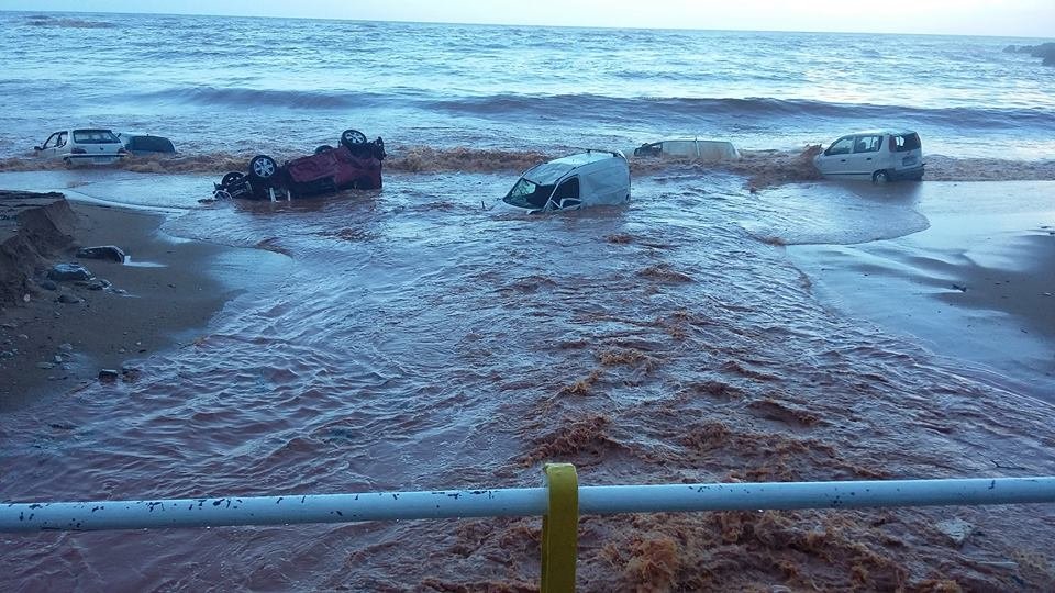 Βιβλική καταστροφή στην Καλαμάτα: Η θάλασσα «κατάπιε» αυτοκίνητα [εικόνες] | iefimerida.gr 2