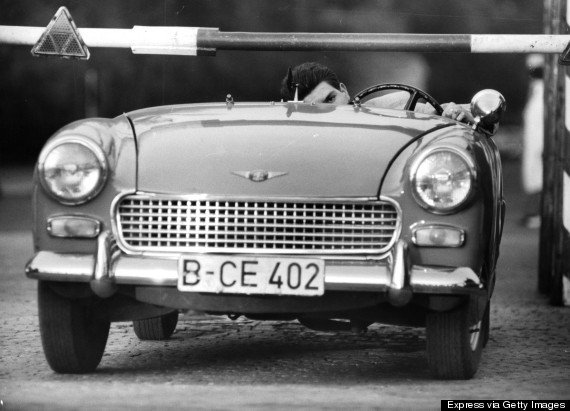 Οι δέκα εντυπωσιακότερες αποδράσεις από το Τείχος του Βερολίνου [εικόνες] | iefimerida.gr 2