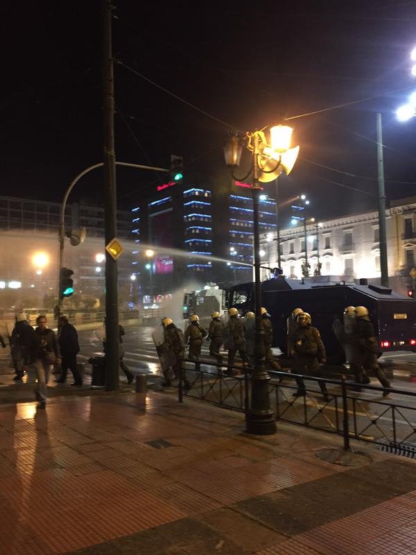 Κλεφτοπόλεμος ΜΑΤ-Κουκουλοφόρων στα Εξάρχεια [εικόνες & βίντεο] | iefimerida.gr 21