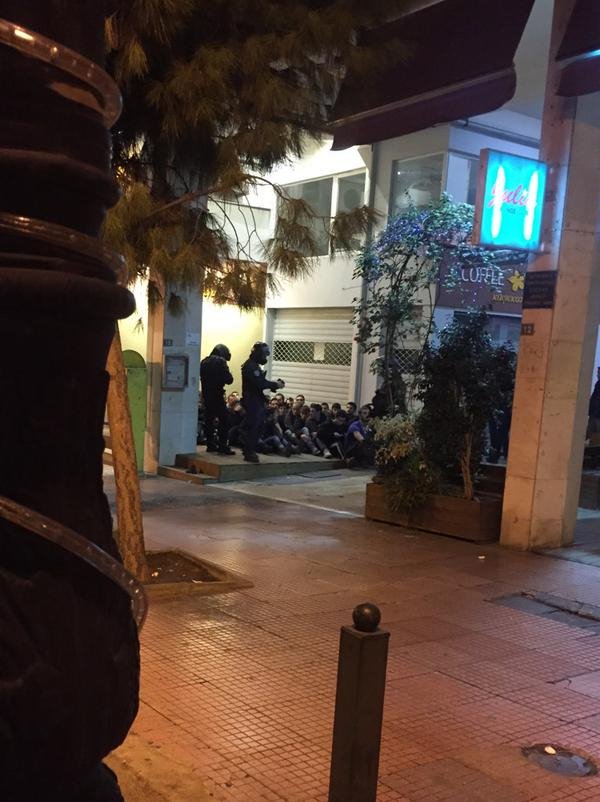 Κλεφτοπόλεμος ΜΑΤ-Κουκουλοφόρων στα Εξάρχεια [εικόνες & βίντεο] | iefimerida.gr 15