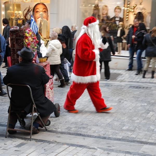 Ο Σπύρος Χαριτάτος ντύθηκε Αγιος Βασίλης [εικόνες] | iefimerida.gr 1