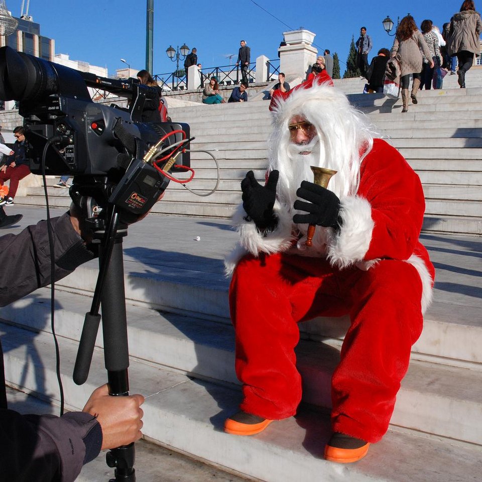Ο Σπύρος Χαριτάτος ντύθηκε Αγιος Βασίλης [εικόνες] | iefimerida.gr 2