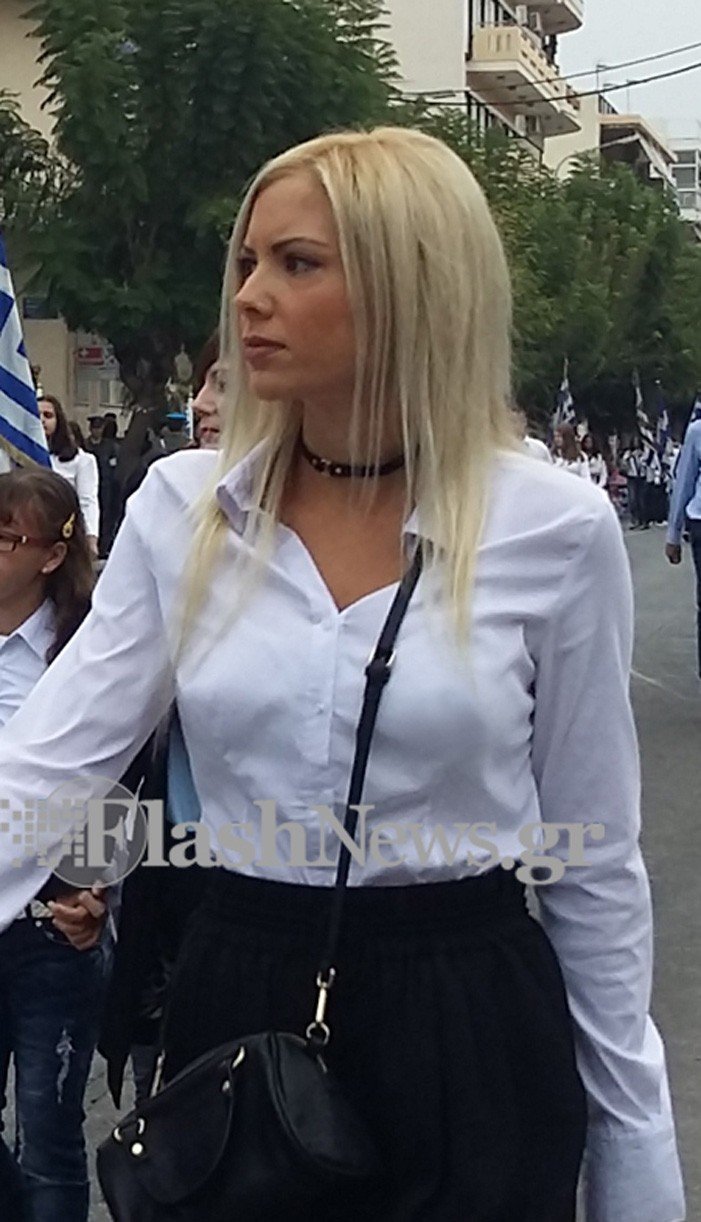 Κρήτη: Η γοητευτική συνοδός που μαγνήτισε τα βλέμματα στην παρέλαση  [εικόνες] | iefimerida.gr 2