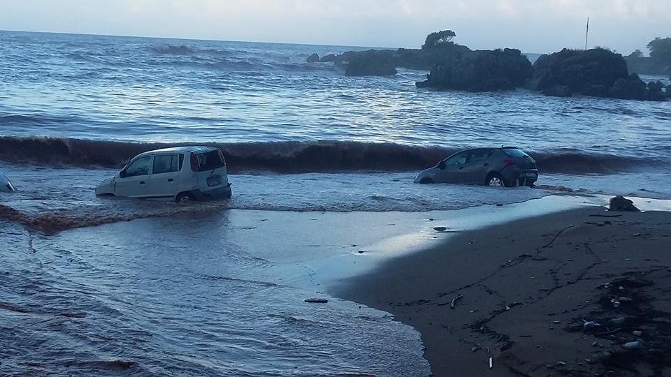 Βιβλική καταστροφή στην Καλαμάτα: Η θάλασσα «κατάπιε» αυτοκίνητα [εικόνες] | iefimerida.gr 3