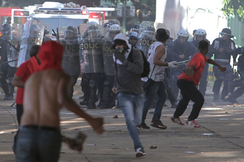 Βραζιλία: Διαδηλωτές έβαλαν φωτιά σε υπουργείο! [εικόνες-βίντεο] | iefimerida.gr 4