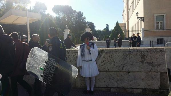 O τσολιάς της Ελληνοφρένειας κραδαίνει χαρτονομίσματα έξω από τη Βουλή [εικόνες] | iefimerida.gr 0