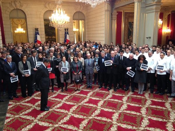 Εθνικό πένθος στη Γαλλία για το Charlie Hebdο: Ενός λεπτού σιγή, μεσίστιες σημαίες [εικόνες & βίντεο] | iefimerida.gr 0