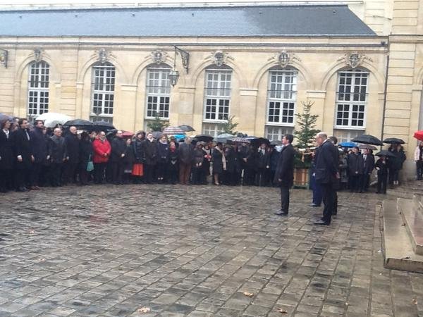 Εθνικό πένθος στη Γαλλία για το Charlie Hebdο: Ενός λεπτού σιγή, μεσίστιες σημαίες [εικόνες & βίντεο] | iefimerida.gr 1