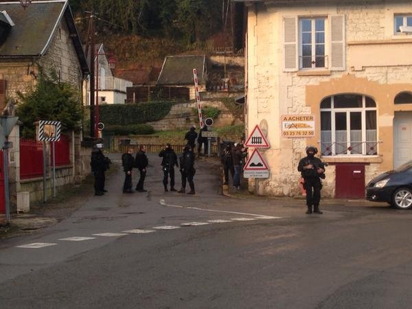 Ασύλληπτοι  οι μακελάρηδες του Charlie Hebdo -Καρέ-καρέ η επιχείρηση εντοπισμού τους στο τεράστιο δάσος που έχει το μέγεθος του Παρισιού [εικόνες & βίντεο] | iefimerida.gr 2